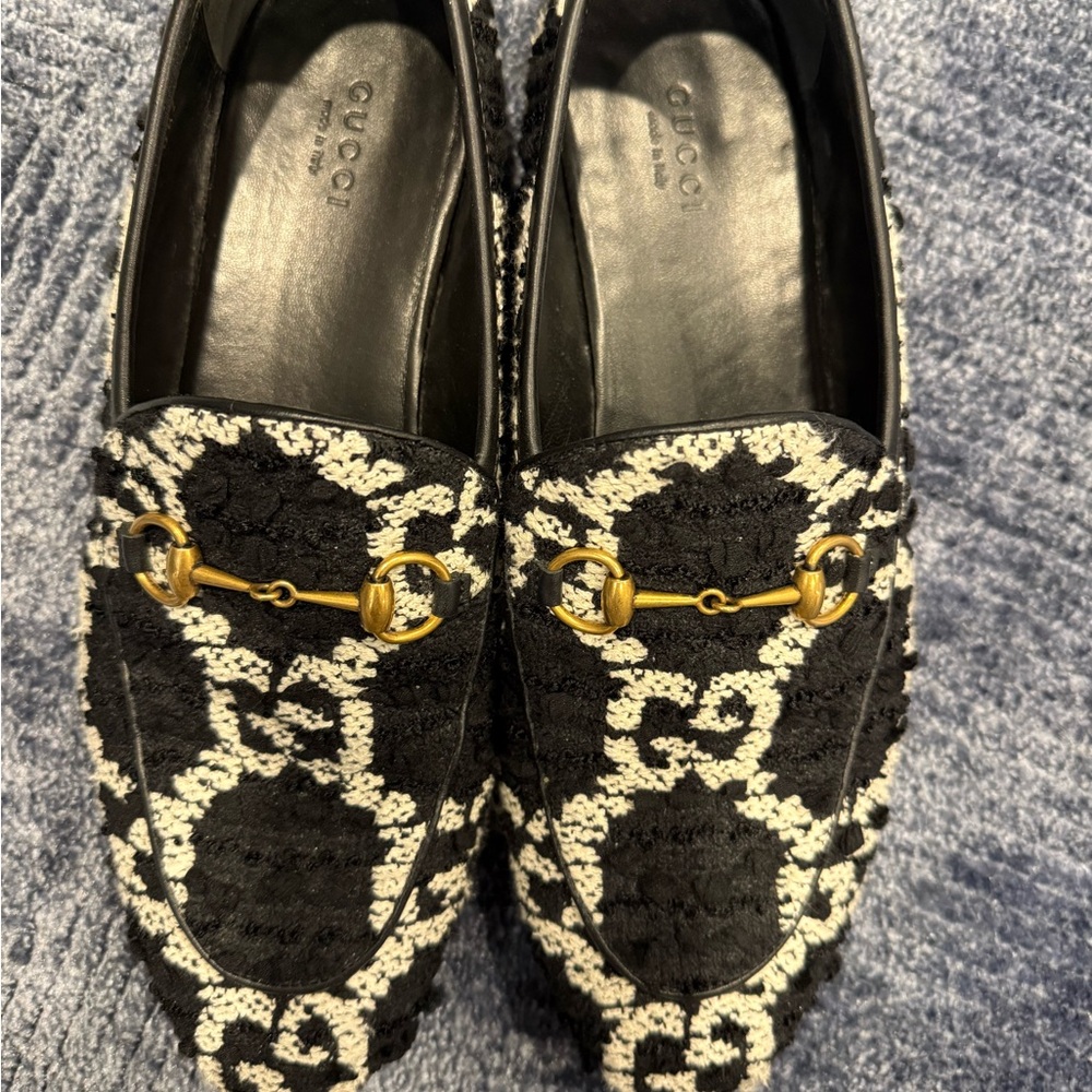 Gucci Black and White Patterned Loafers with Gold Detail - Picture 3 of 9
